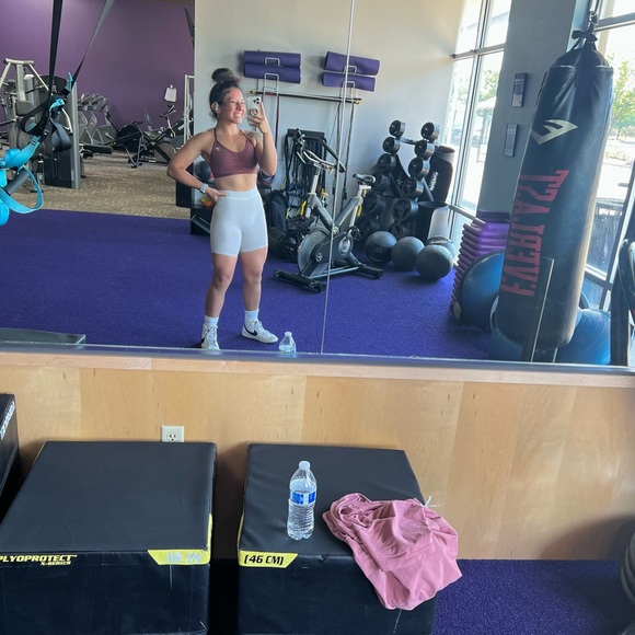 Meet your Posher, Cindy - Picture 1 of 2